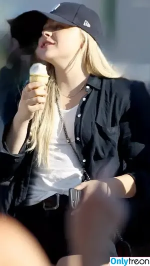 Chloe Grace Moretz / ChloeGMoretz nude photo #0578