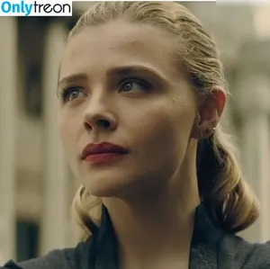 Chloe Grace Moretz / ChloeGMoretz nude photo #0581