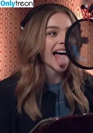 Chloe Grace Moretz / ChloeGMoretz nude photo #0582