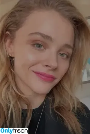 Chloe Grace Moretz / ChloeGMoretz nude photo #0584