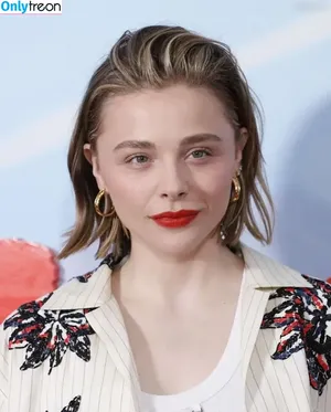 Chloe Grace Moretz / ChloeGMoretz nude photo #0597