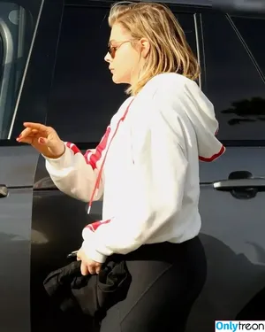 Chloe Grace Moretz / ChloeGMoretz nude photo #0599