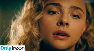 Chloe Grace Moretz / ChloeGMoretz nude photo #0607