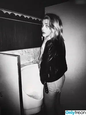 Chloe Grace Moretz / ChloeGMoretz nude photo #0628