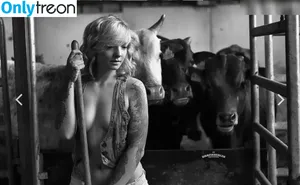 CHRISCHTIIN nude photo #0021