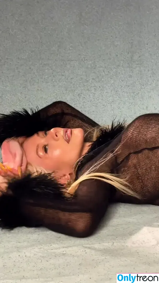 Christina Aguilera nude photo #2289 (XTINA)