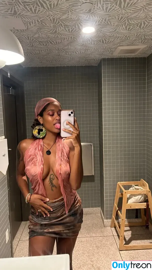 Christina Brown nude photo #0023 (Ebony & Clyde / christyib / keatingssixth / missxtinab)