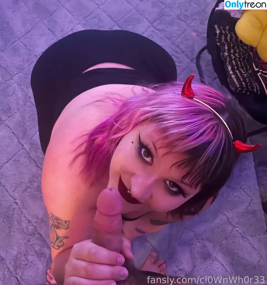 cl0WnWh0r33 nude photo #0031 (cl0WnWh0r33)