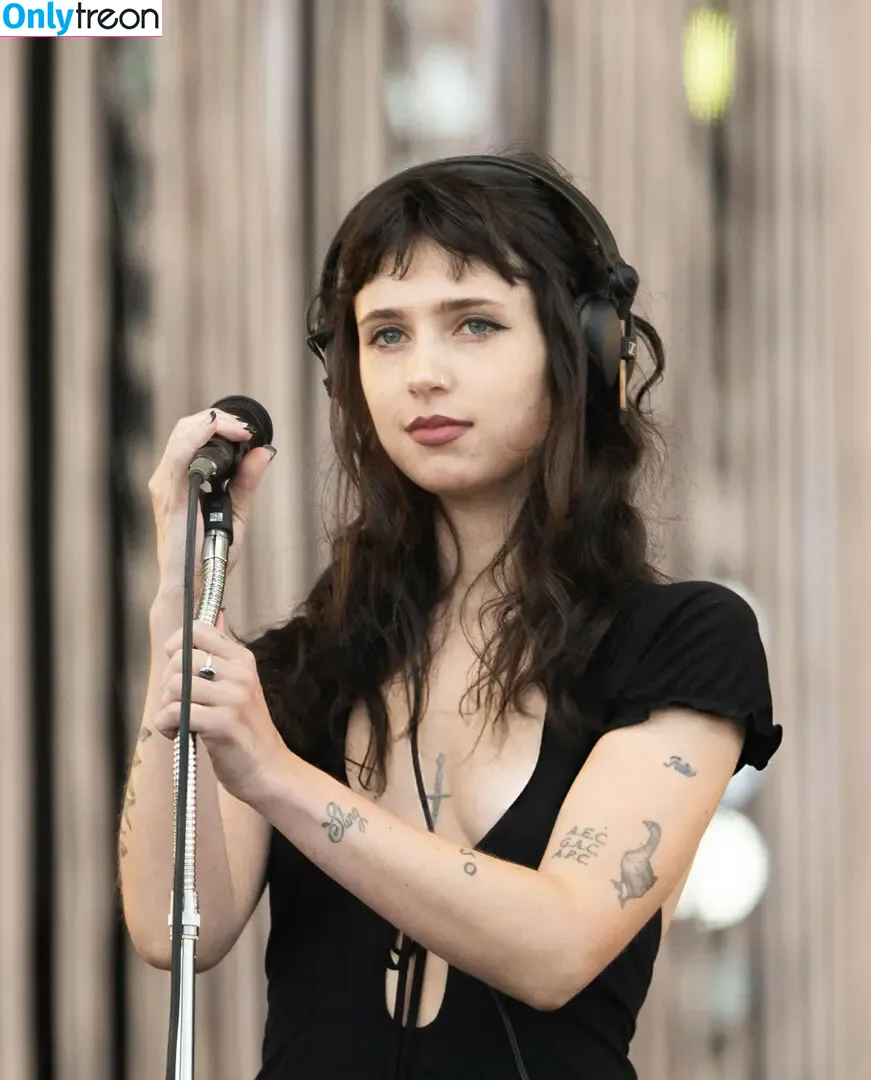 Clairo nude photo #0213 (Claire Cottrill)