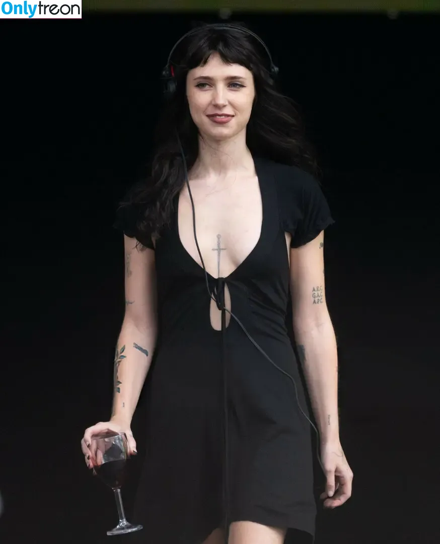 Clairo nude photo #0214 (Claire Cottrill)