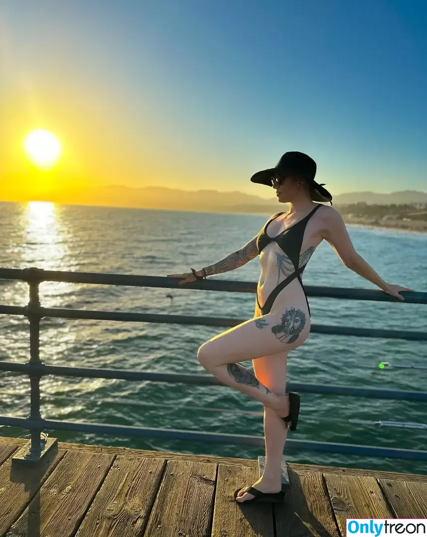 Comicbookgirl19 nude photo #0955 (DanikaXIX / pirateflagnislandgirl)