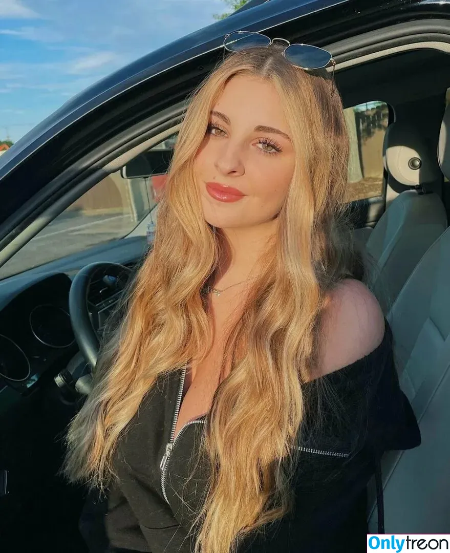 Corrina M nude photo #0020 (corinnakopf / corrinamehiel)