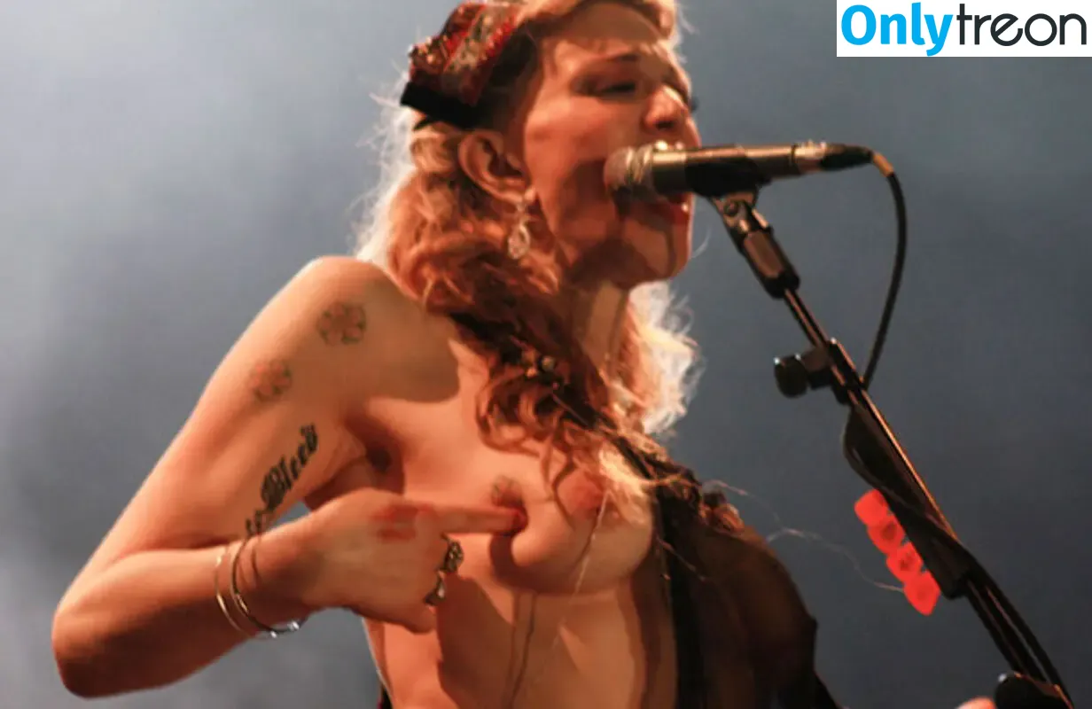 Courtney Love nude photo #0012 (courtney / courtneylove)
