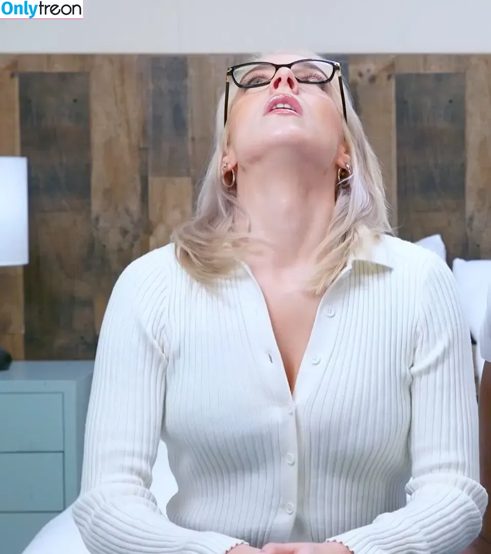 Courtney Miller nude photo #0002 (co_mill / pikagurlx / typicalvlogs)