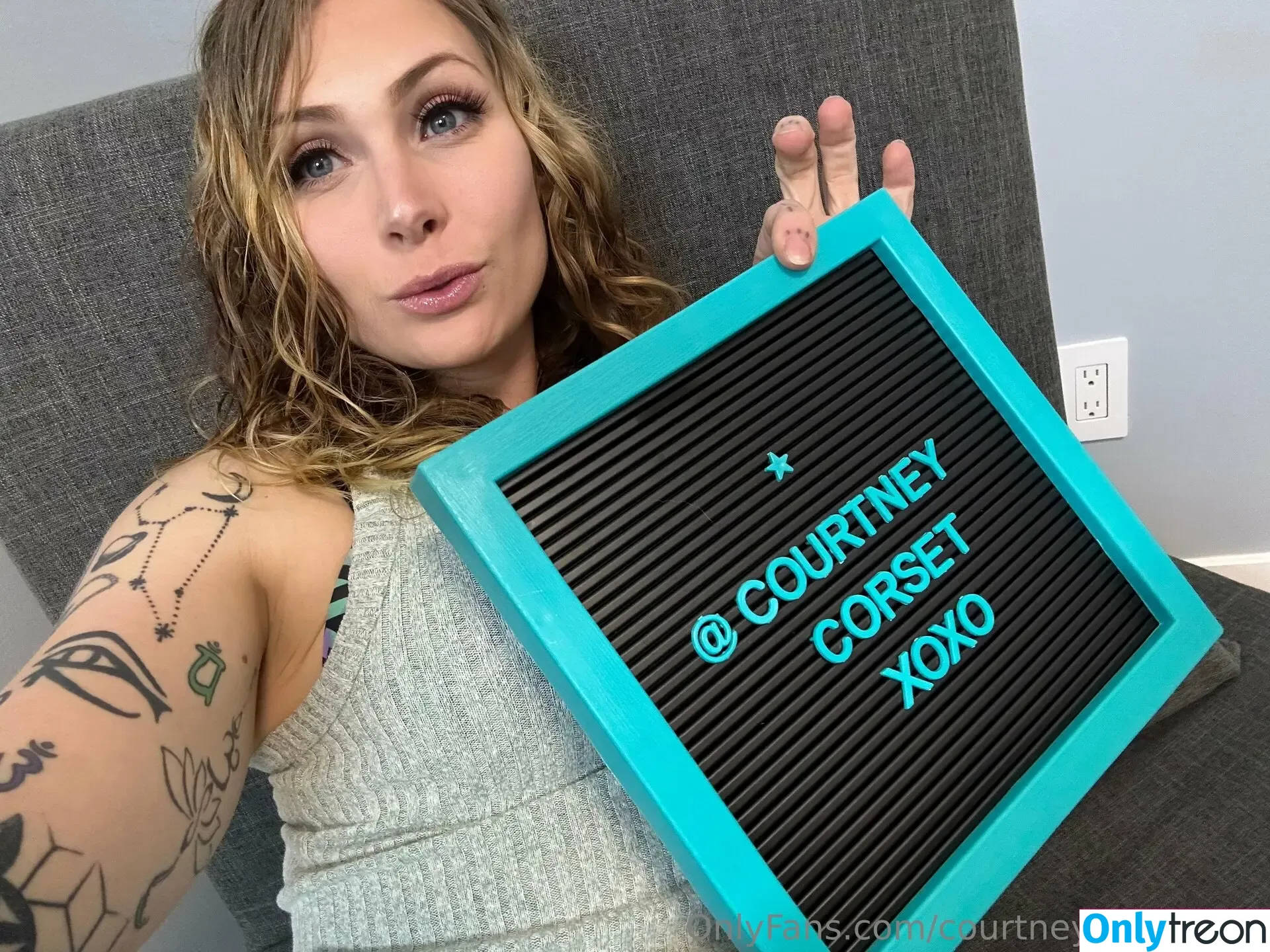 courtneycorsetfree nude photo #0001 (courtneyrowanfree)