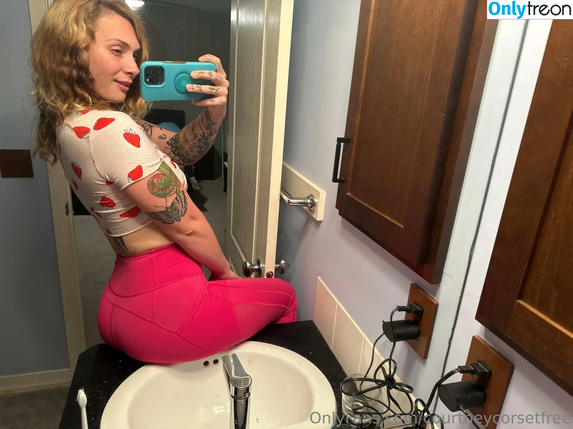 courtneycorsetfree nude photo #0006 (courtneyrowanfree)
