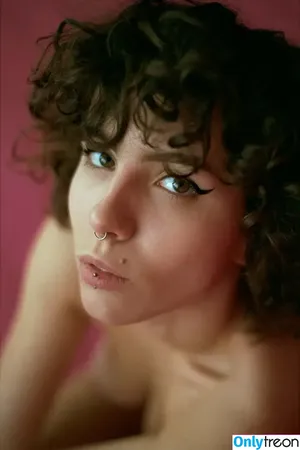 curlywiktoria / curlyvictoria / curlyyycue / wiktoria moldawiak nude photo #0002