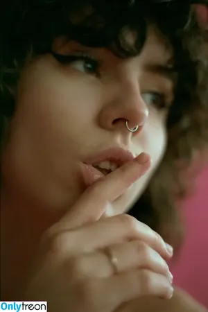 curlywiktoria / curlyvictoria / curlyyycue / wiktoria moldawiak nude photo #0009