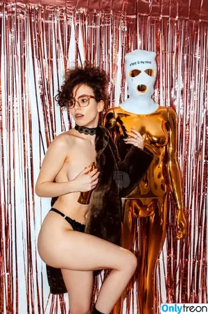 curlywiktoria / curlyvictoria / curlyyycue / wiktoria moldawiak nude photo #0022