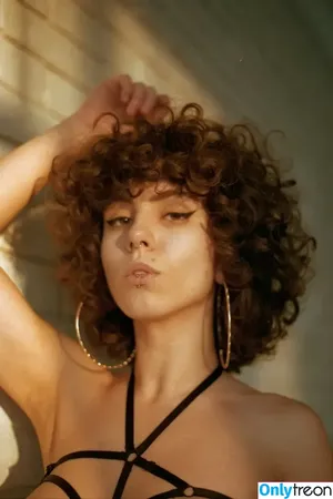 curlywiktoria / curlyvictoria / curlyyycue / wiktoria moldawiak nude photo #0028