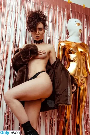 curlywiktoria / curlyvictoria / curlyyycue / wiktoria moldawiak nude photo #0048