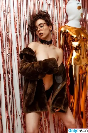 curlywiktoria / curlyvictoria / curlyyycue / wiktoria moldawiak nude photo #0050