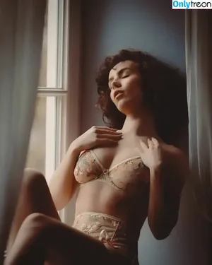 curlywiktoria / curlyvictoria / curlyyycue / wiktoria moldawiak nude photo #0102