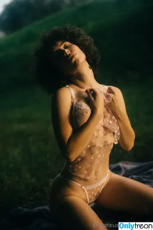 curlywiktoria / curlyvictoria / curlyyycue / wiktoria moldawiak nude photo #0190