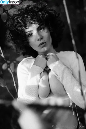 curlywiktoria / curlyvictoria / curlyyycue / wiktoria moldawiak nude photo #0205