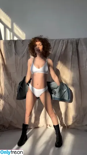 curlywiktoria / curlyvictoria / curlyyycue / wiktoria moldawiak nude photo #0267