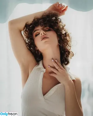 curlywiktoria / curlyvictoria / curlyyycue / wiktoria moldawiak nude photo #0295