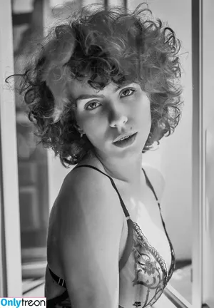 curlywiktoria / curlyvictoria / curlyyycue / wiktoria moldawiak nude photo #0311