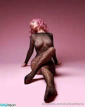 curlywiktoria / curlyvictoria / curlyyycue / wiktoria moldawiak nude photo #0394