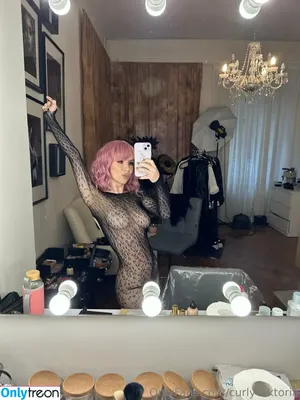 curlywiktoria / curlyvictoria / curlyyycue / wiktoria moldawiak nude photo #0412