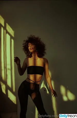 curlywiktoria / curlyvictoria / curlyyycue / wiktoria moldawiak nude photo #0425