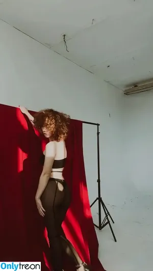 curlywiktoria / curlyvictoria / curlyyycue / wiktoria moldawiak nude photo #0455