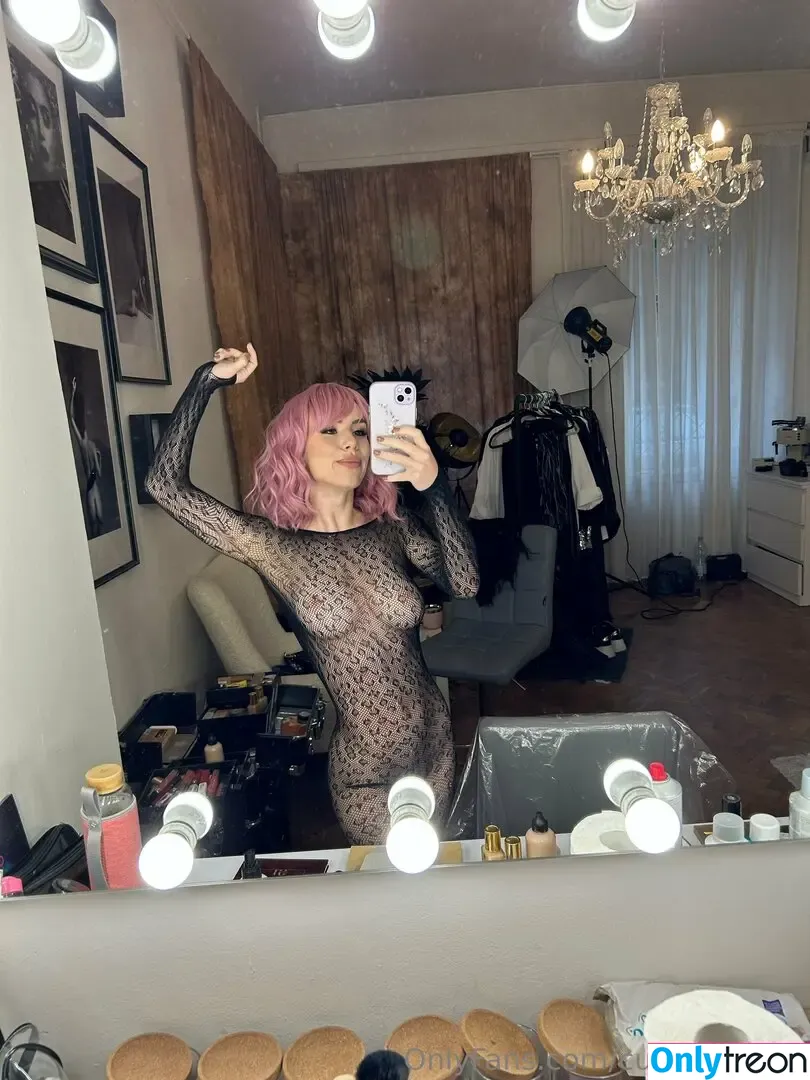 curlywiktoria nude photo #0411 (curlyvictoria / curlyyycue / wiktoria moldawiak)