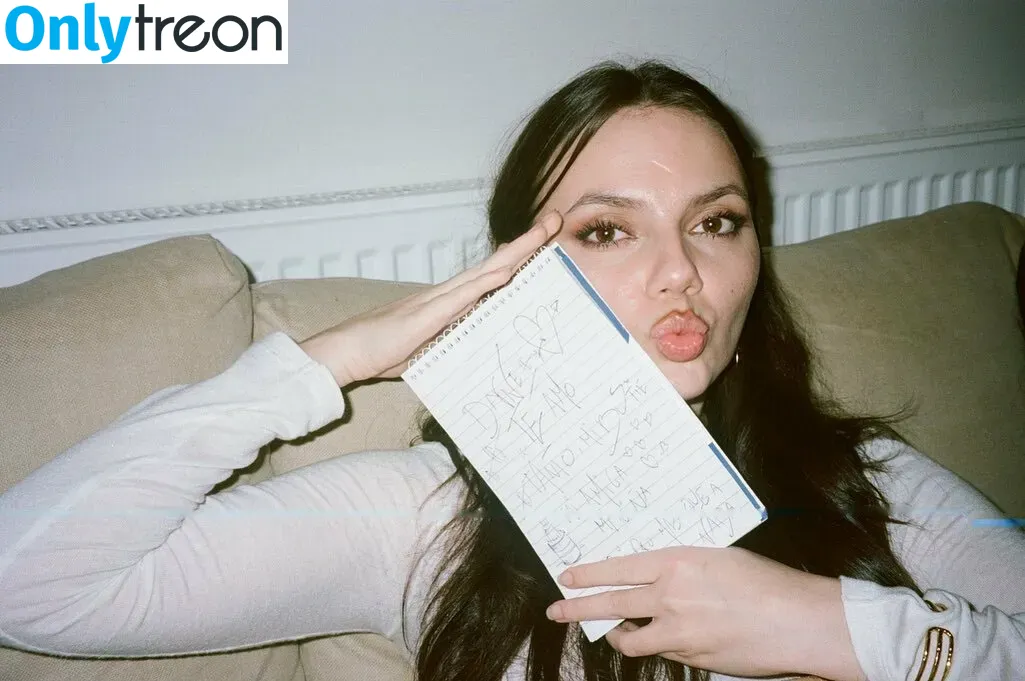 Dafne Keen nude photo #0004 (dafnekeen / lauradafne93)