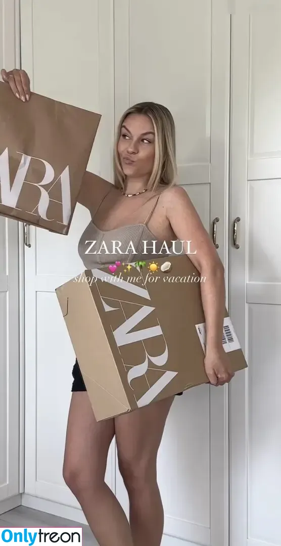 Dagi Bee nude photo #0118 (dagibee)