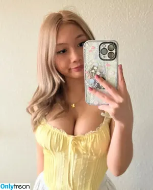 Daisee Hue / daisee.hue / ms.daiseeviolet nude photo #0007
