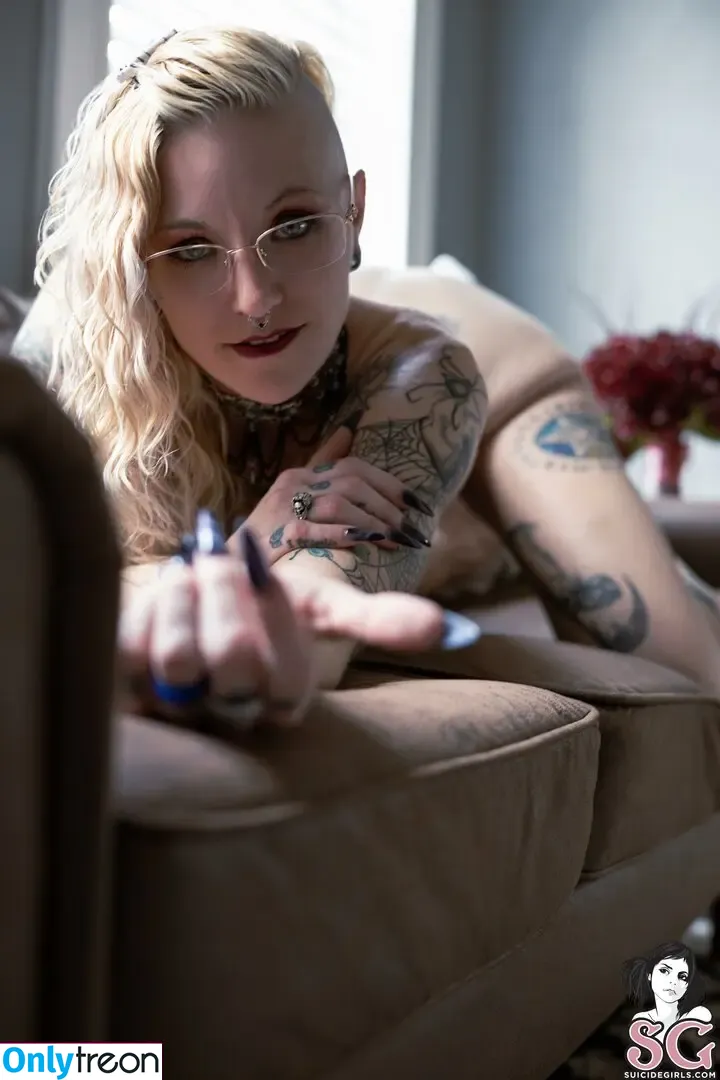 Daisiraw nude photo #0032 (daisi.raw)