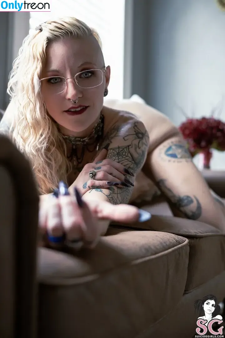 Daisiraw nude photo #0033 (daisi.raw)