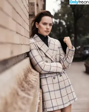 Daisy Ridley / daisyridley nude photo #0387