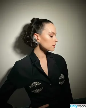 Daisy Ridley / daisyridley nude photo #0430