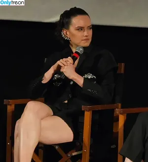 Daisy Ridley / daisyridley nude photo #0468