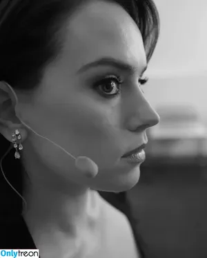 Daisy Ridley / daisyridley nude photo #0766
