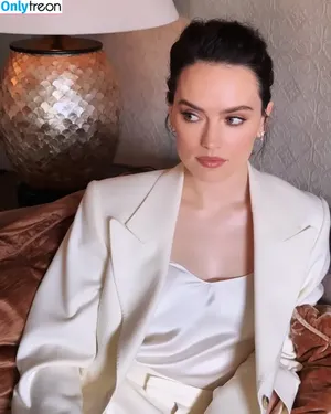 Daisy Ridley / daisyridley nude photo #0787