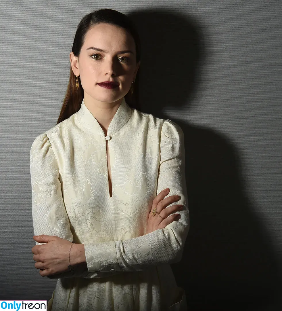 Daisy Ridley nude photo #0070 (daisyridley)