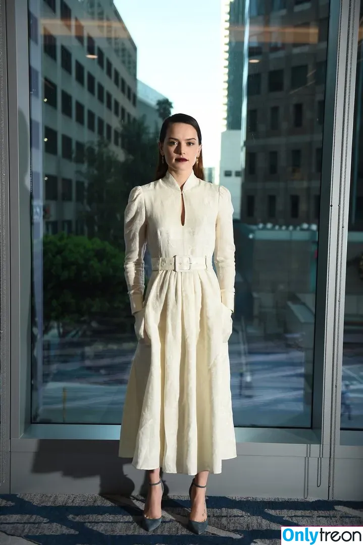 Daisy Ridley nude photo #0072 (daisyridley)