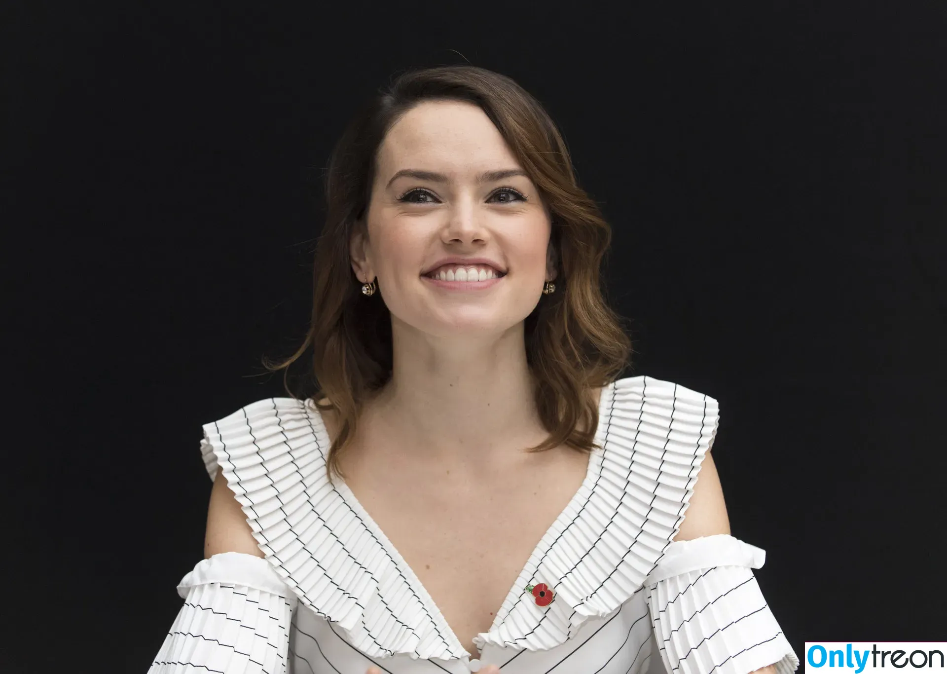 Daisy Ridley nude photo #0211 (daisyridley)
